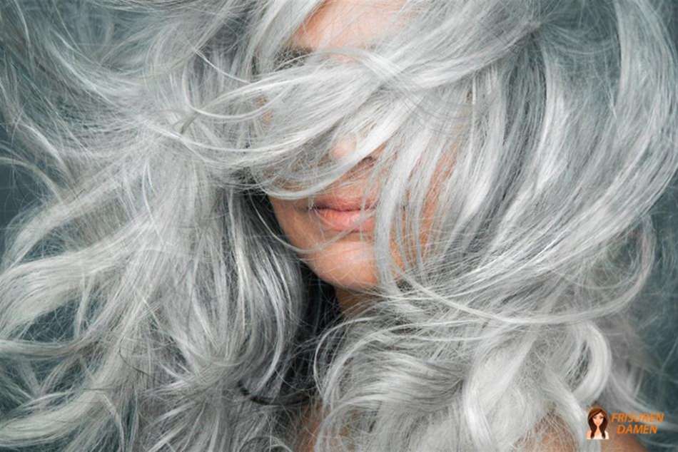 Silberblond – kühler Blondton mit grauem Unterton