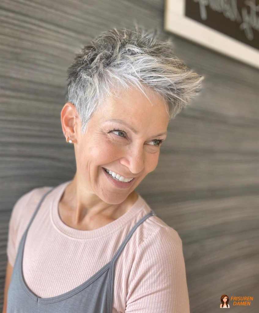 Silberfarbener Kurzhaarschnitt mit dynamischer Textur