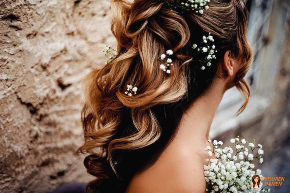 Sommerliche Hochsteckfrisuren für Bräute