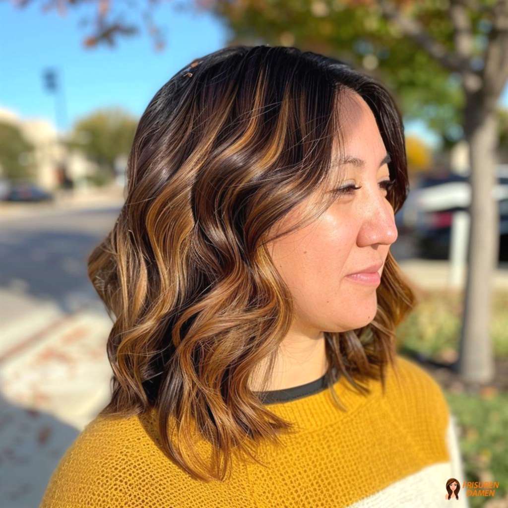 Braune Haarfarbe für Frauen mit sonnengerahmten Locken, mehr Leuchtkraft und weichem Effekt