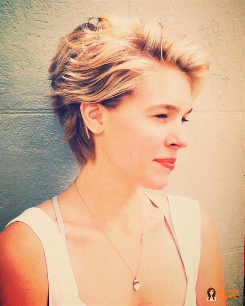 Helle Kurzhaarfrisur mit sonnigem und elegantem Finish