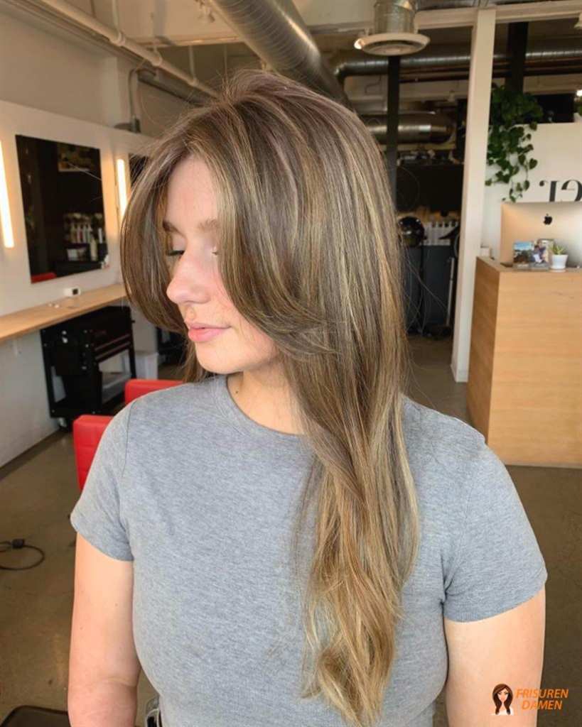 Curtain Bangs mit sonnigen Reflexen für Frauen, die mehr Frische und Leuchtkraft suchen