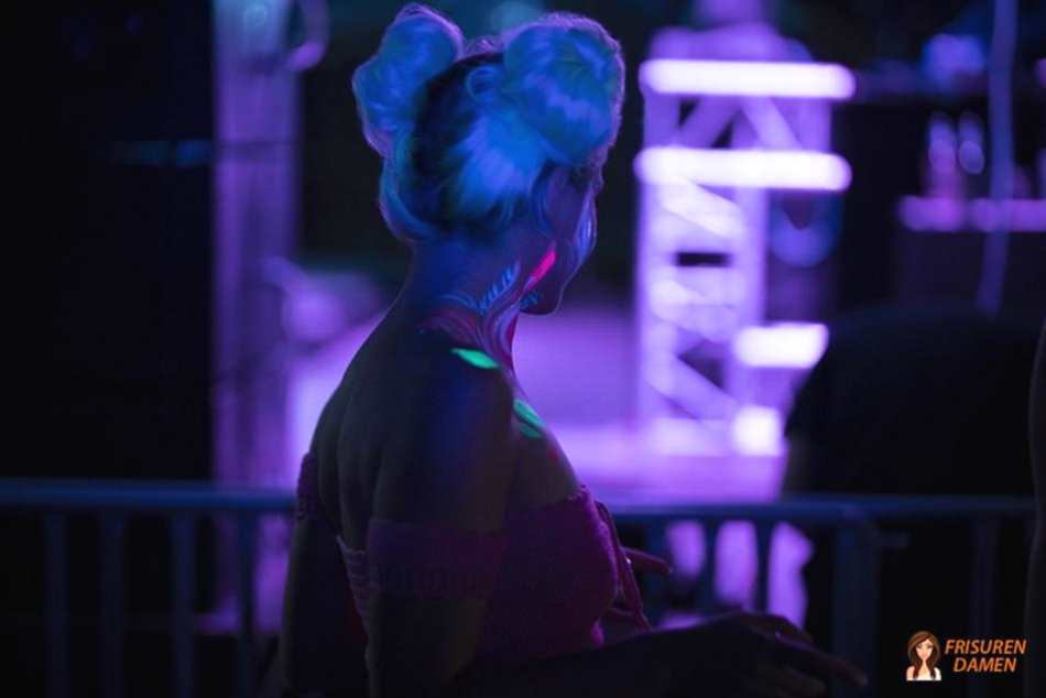 Space Buns – trendige Festivalfrisur mit zwei Dutts