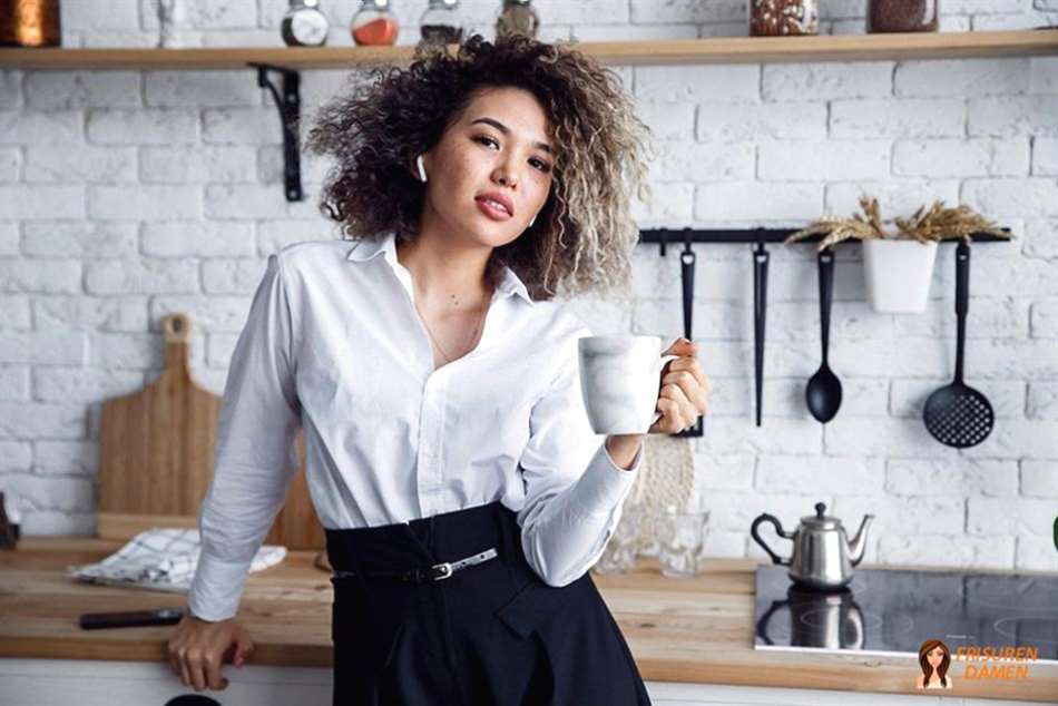 Stinktierhaar – ikonische Bösewicht-Frisur für Frauen