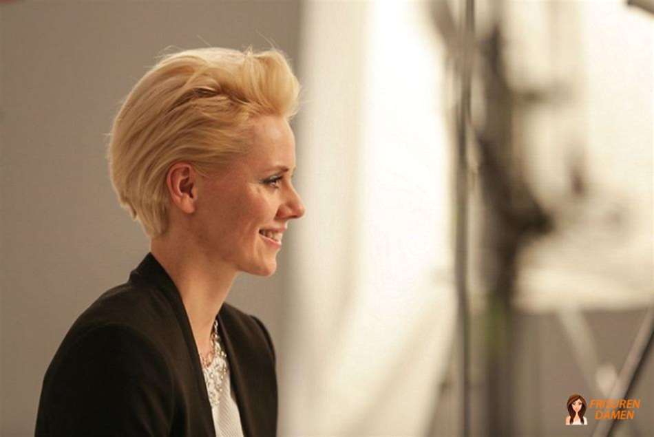 Strackierter blonder Bob – ikonische Frisur für Frauen