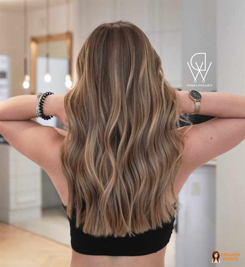 Strahlender Balayage-Effekt bei dunkelblonden Haaren