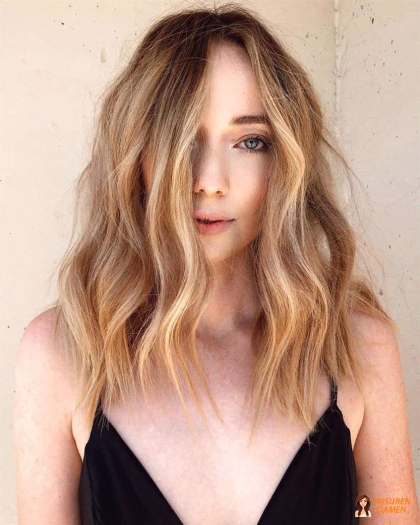 Strahlender Beach Waves Look in Dunkelblond