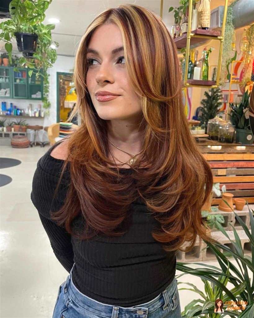 Curtain Bangs mit hellen Strähnchen für einen strahlenden, frischen Look bei Frauen