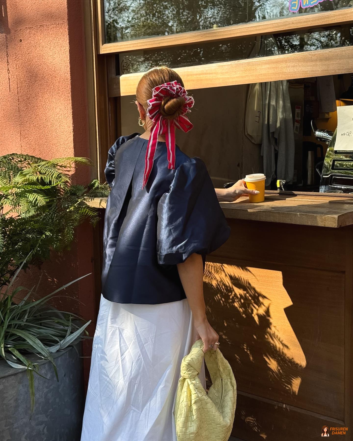 Zurückgekämmte Strandfrisur für Damen