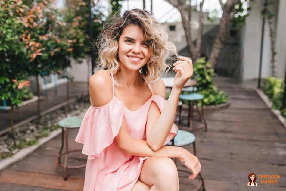 Schwungvolle Wellen als mittellange Frisur für Damen