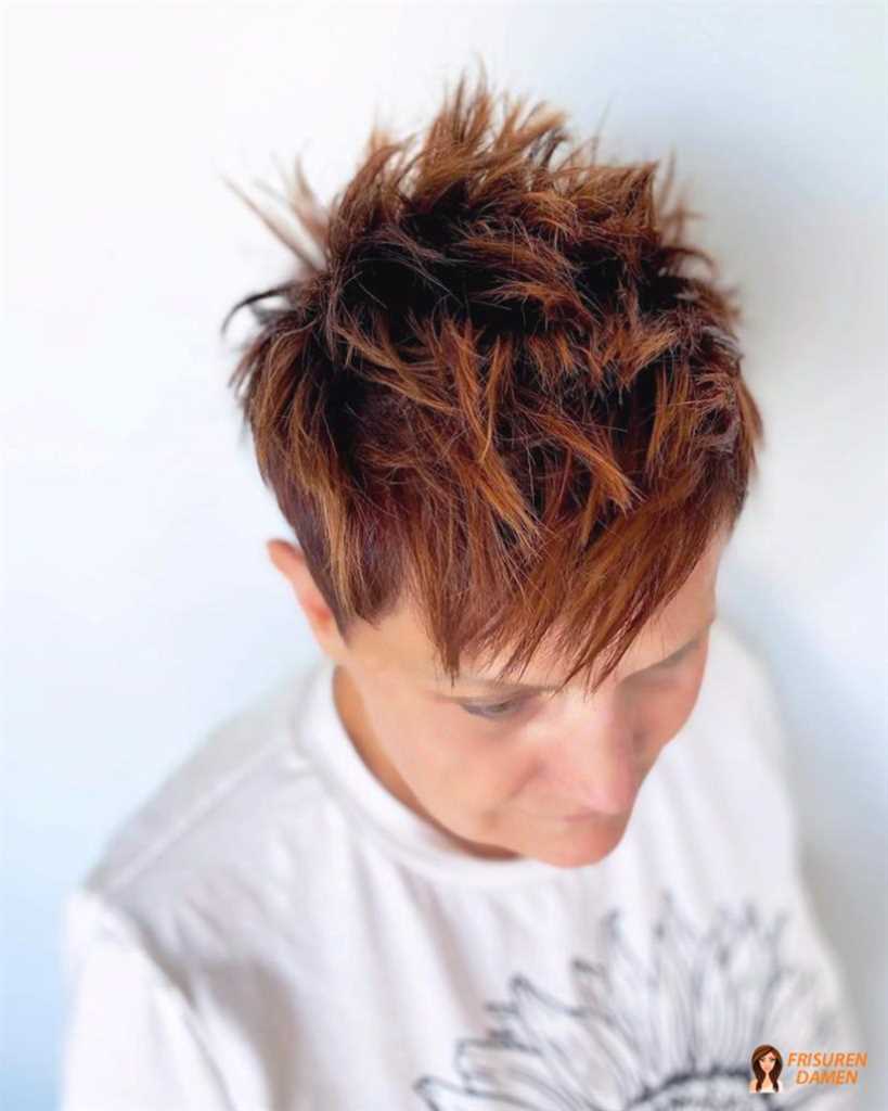 Kurzer Pixie-Schnitt mit strukturierter Textur und warmen Kupfertönen