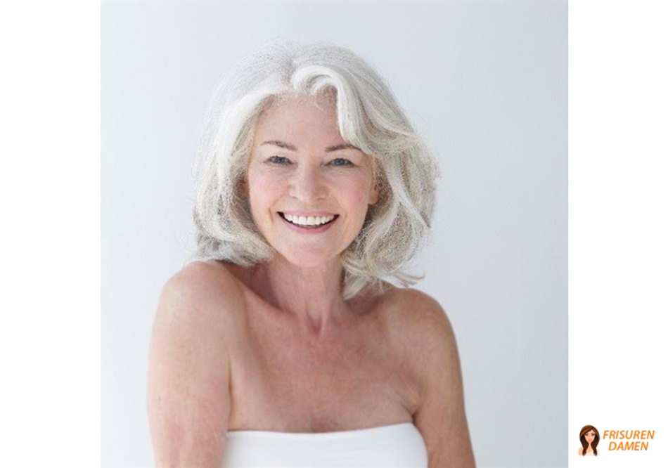 Stufenschnitt mit Mittelscheitel bei grauem Haar