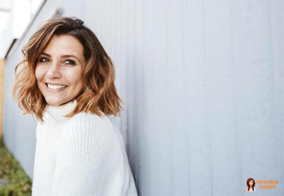 Gestufter mittellanger Haarschnitt für Damen