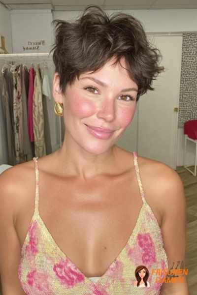 Superkurzer eleganter Pixie Cut 2026 für Frauen mit weicher Welle und gepflegter Silhouette