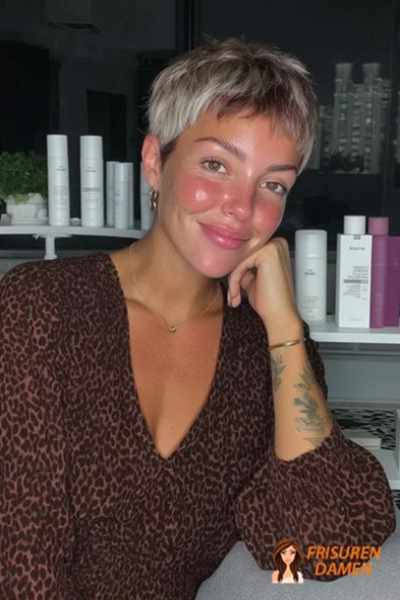Superkurzer Pixie Cut 2026 für Frauen mit Statement-Pony und seitlicher Bewegung im Deckhaar