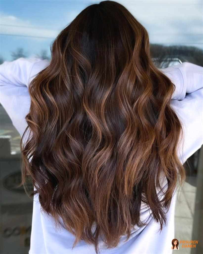 Tiefe Brunettewellen mit lebhaften Reflexen – mehr Dimension