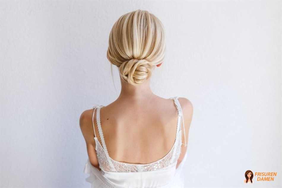 Tiefer Dutt als Brautfrisur