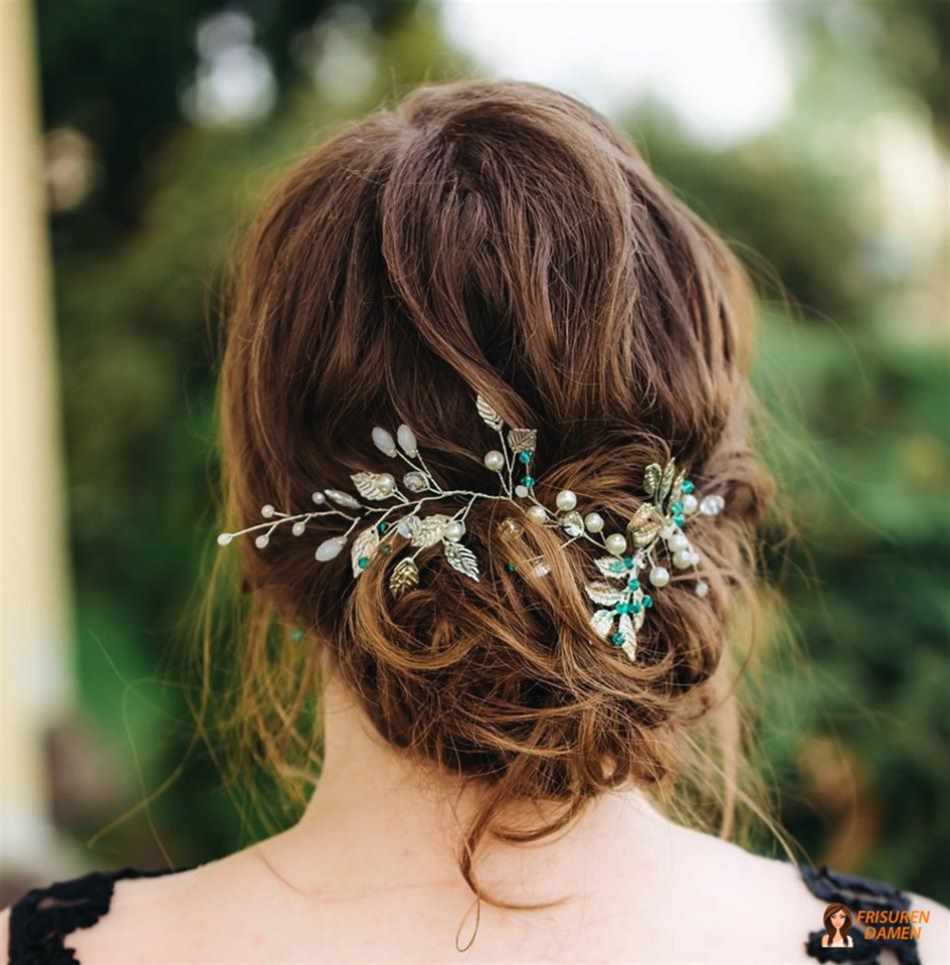 Tiefer Dutt mit Accessoires als Brautjungfernfrisur