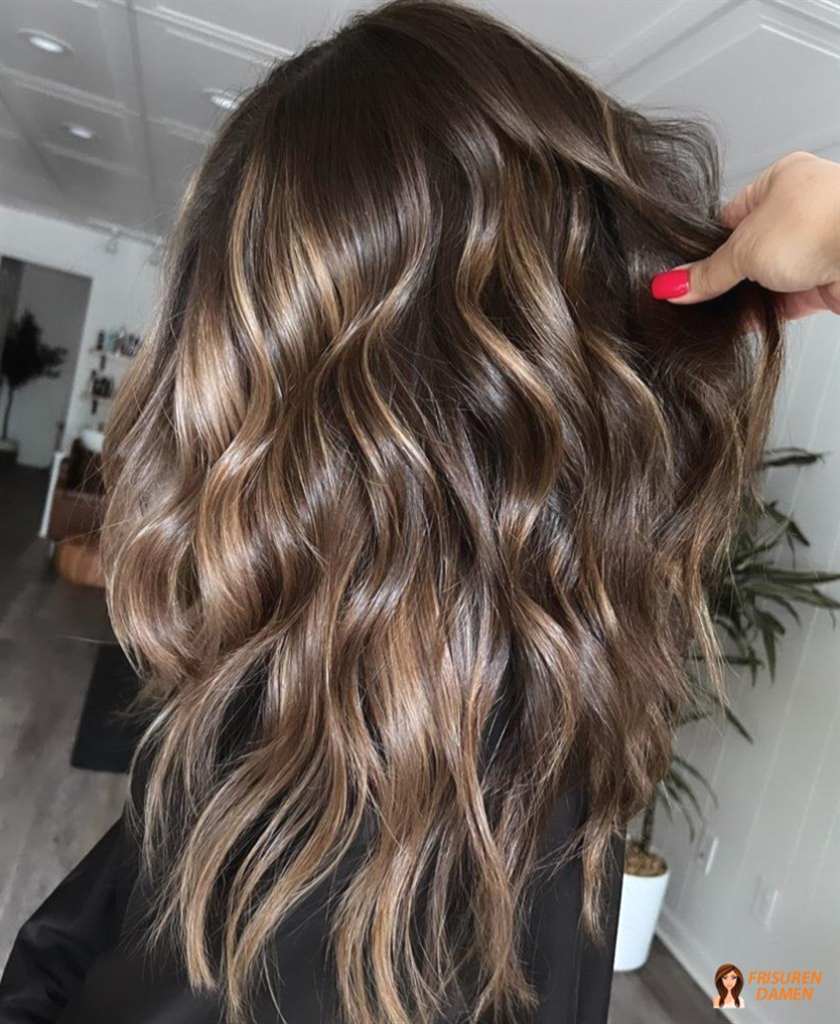 Tiefbraunes Haar mit goldenen Reflexen