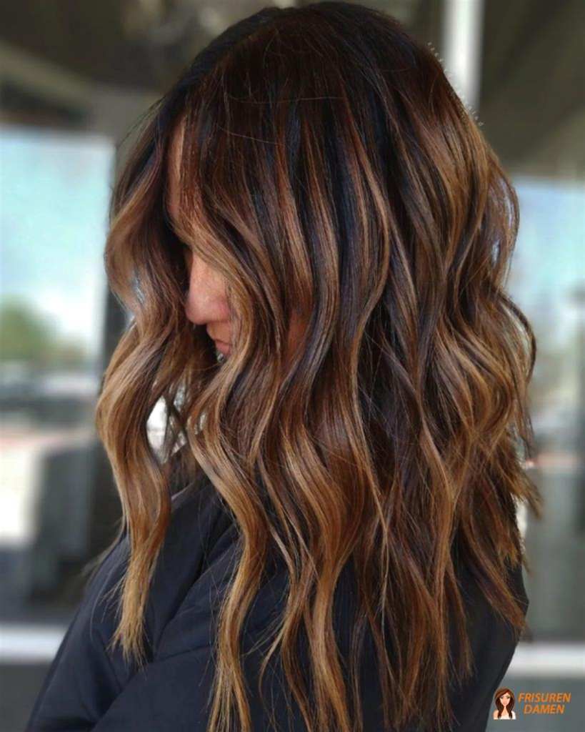 Spiralige Locken mit Caramel-Akzenten auf Braun