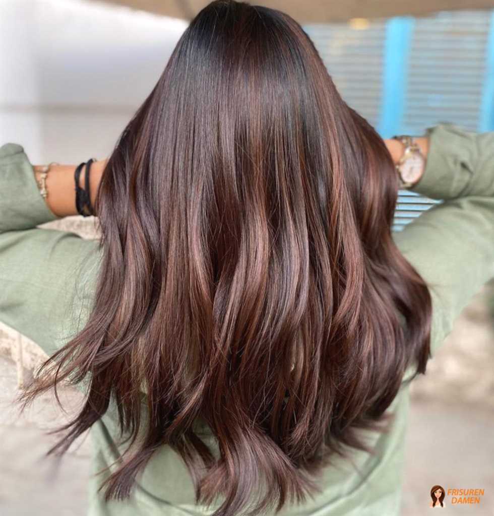 Dunkelbraunes Haar mit dezenten Caramel-Reflexen