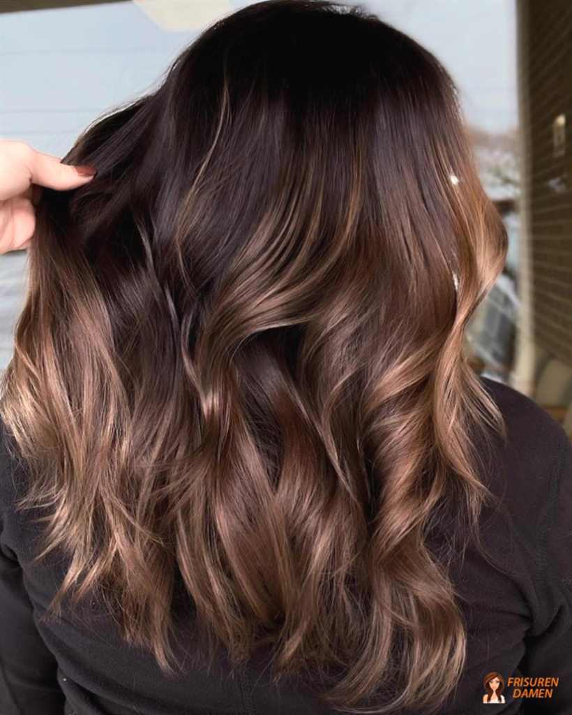 Tiefes Braun mit warmen Highlights – sanfter Glow
