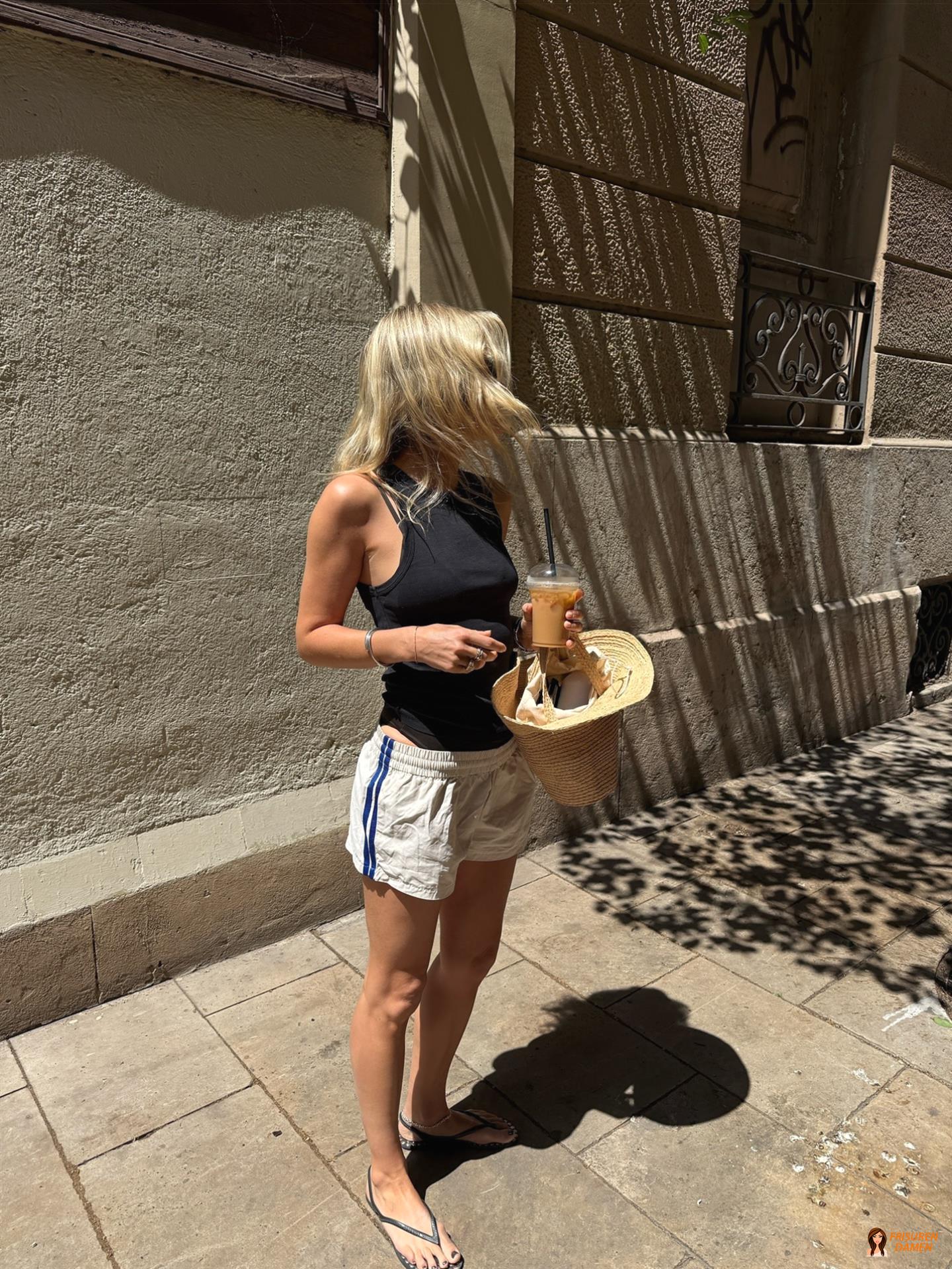 Cremeblondes Haar mit natürlichem Sommerglanz für Frauen