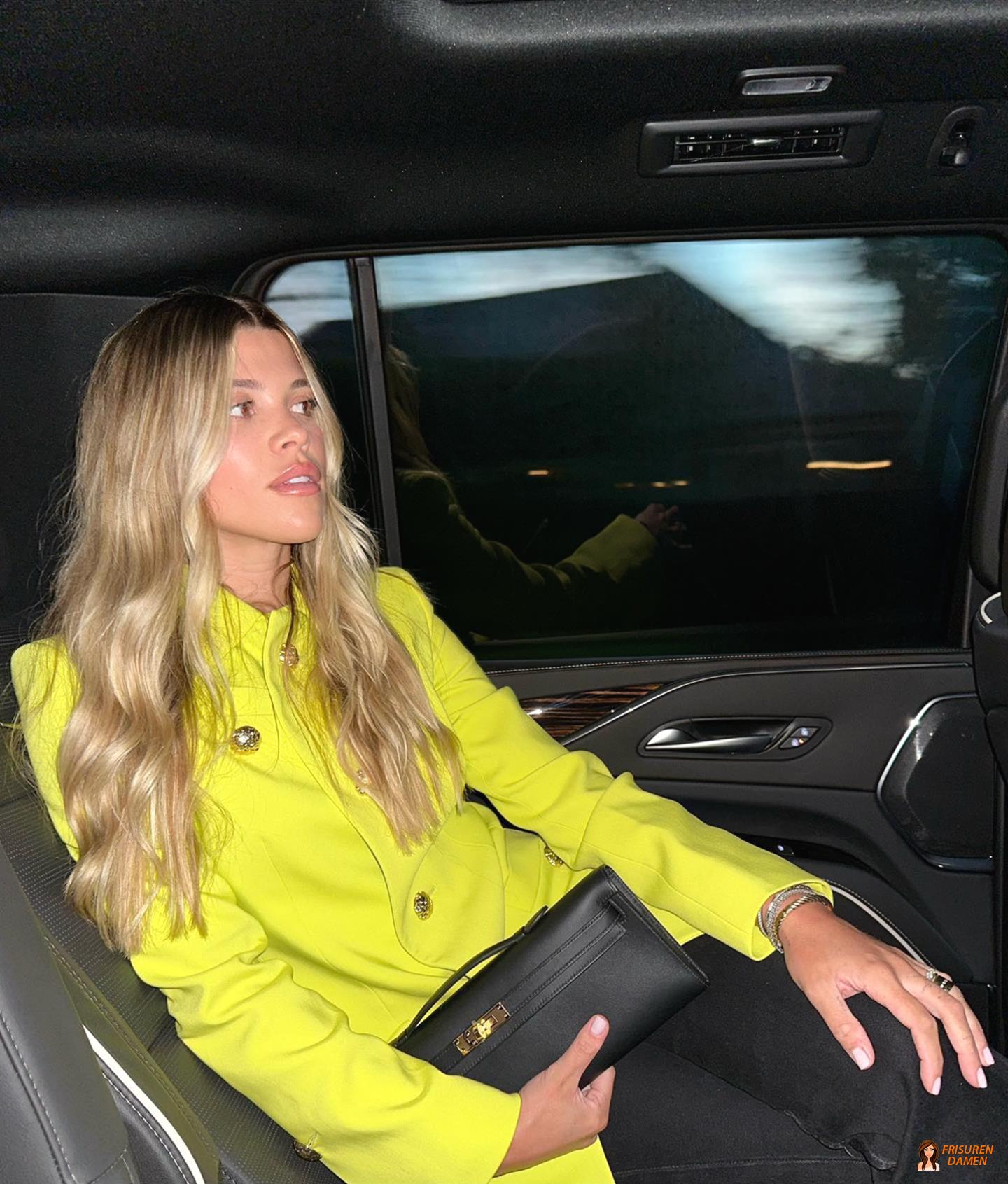 Trägt: Meerjungfrauenwellen