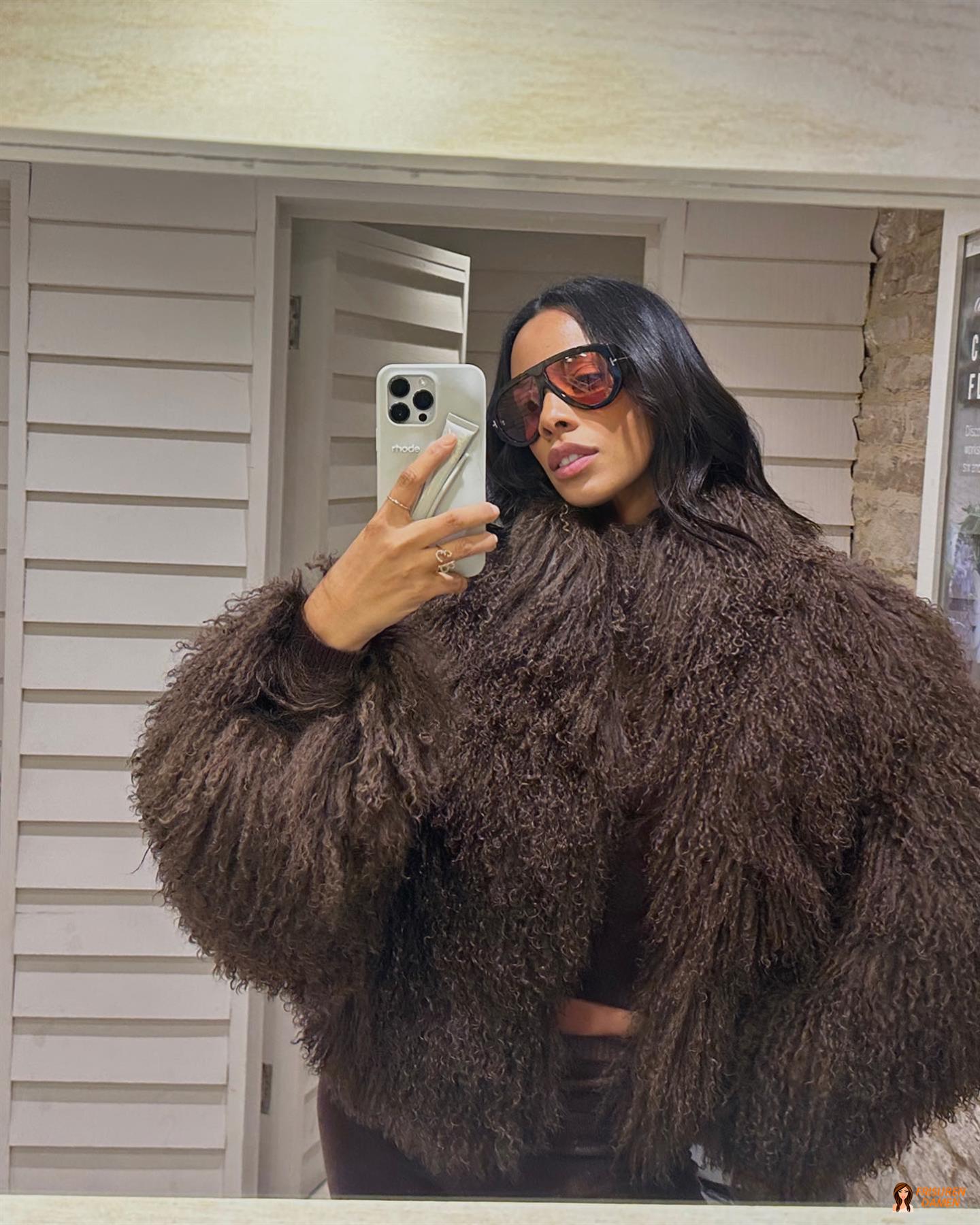 Trägt: Spiegelglänzendes Haar