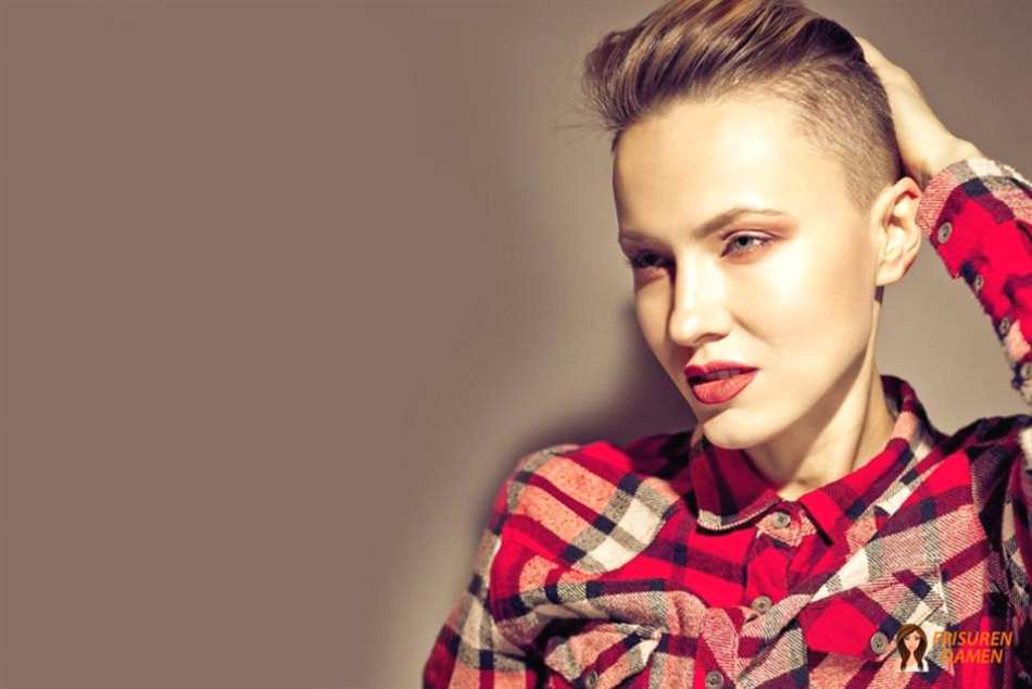 Undercut mit nach hinten gekämmtem Pony