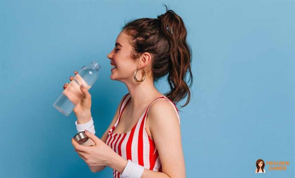 Unordentlicher Pferdeschwanz bei kratzigem Haar – natürlicher Look