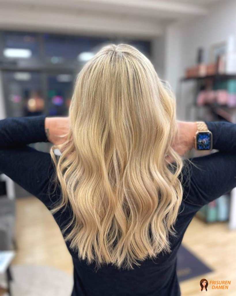 Verführerische Wellen mit kühlen Spitzen für Frauen, modernes Blond-Finish mit weichem Verlauf und Glanz