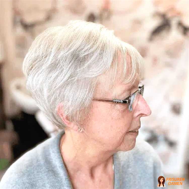 Verjüngende Frisuren für Frauen ab 60 mit Brille