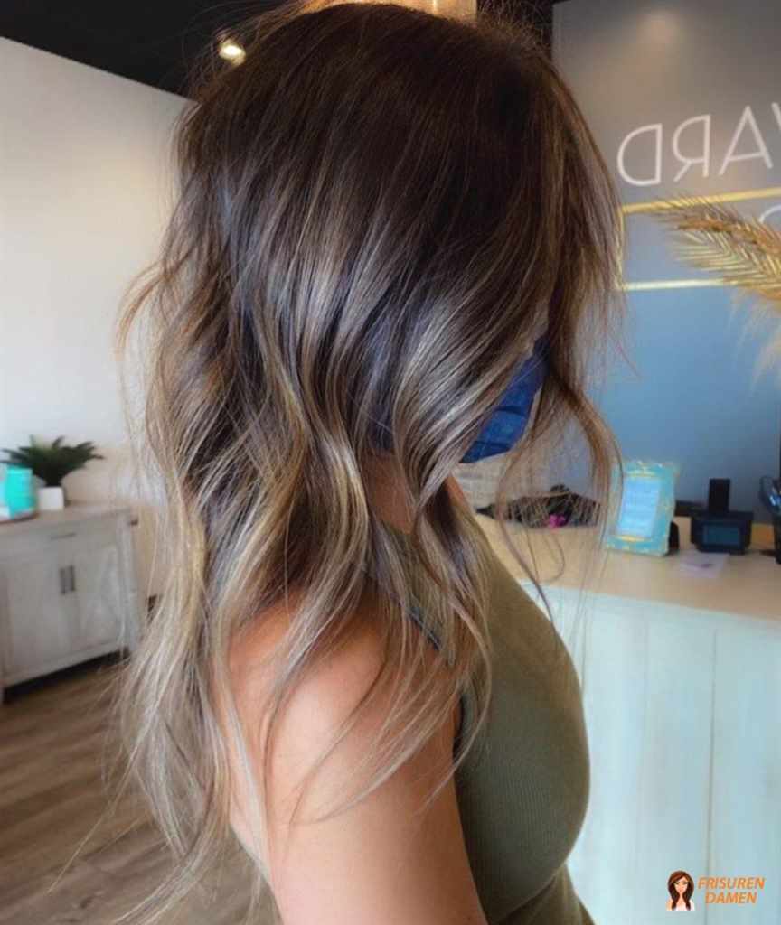 Verspielte Langhaarwellen für dünnes Haar mit sanfter Bewegung und mehr Fülle