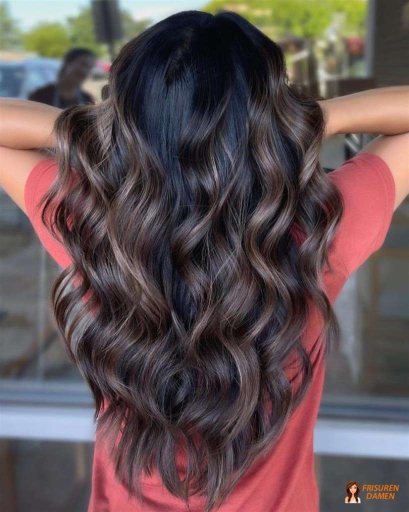 Verspielte Reflexe in dunklem Haar – Highlights für Frauen