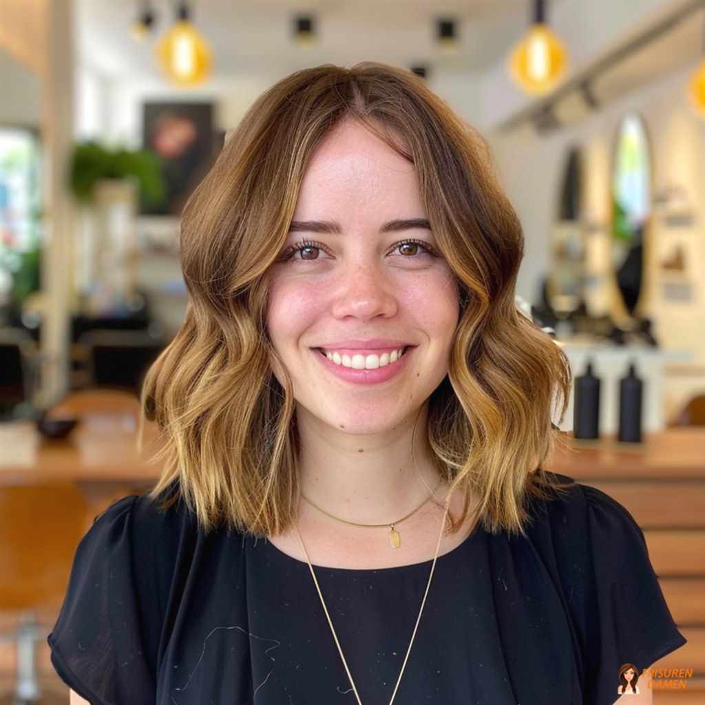 Braune Haarfarbe für Frauen mit sanften Wellen, zarter Bewegung und frischem, eleganten Glow