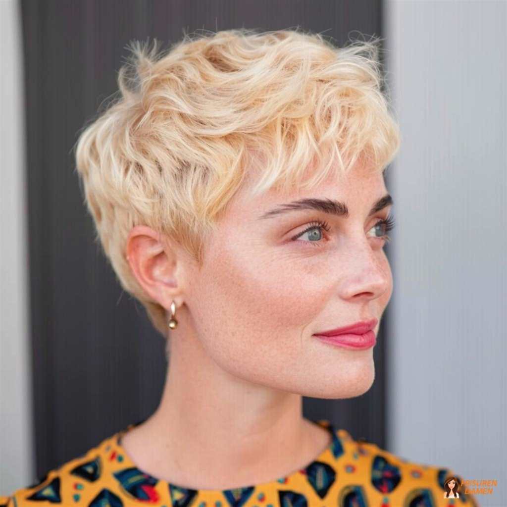 Verspielter blonder Pixie Cut für ältere Frauen