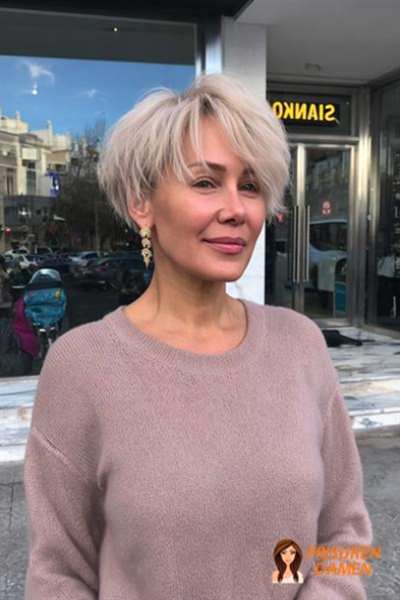 Verspielter fransiger Pixie Cut 2026 für Frauen mit leichter Pony-Textur und softem Schwung