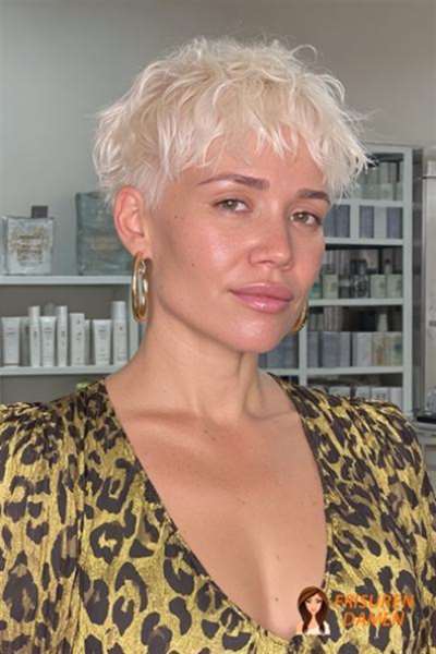 Softer Pixie Cut 2026 für Frauen mit strukturierter Welle und fransigen Spitzen für mehr Dynamik