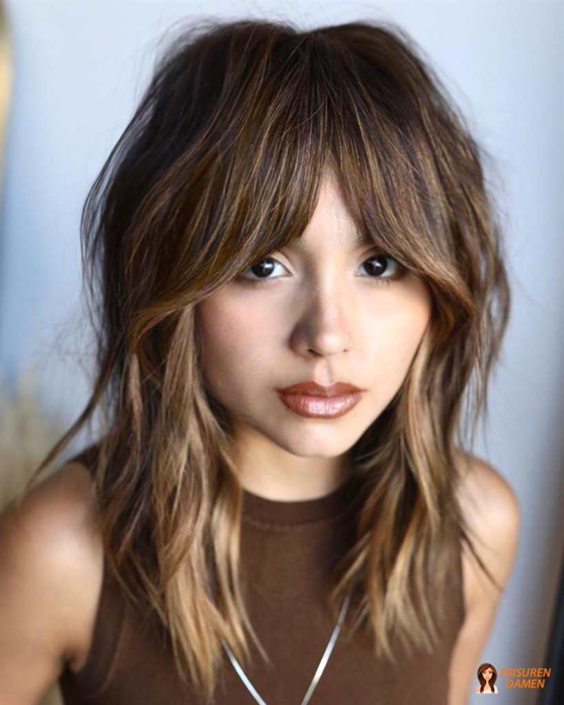 Verwandelte Wellen mit Curtain Bangs für Frauen, weich gerahmt und modern gestylt