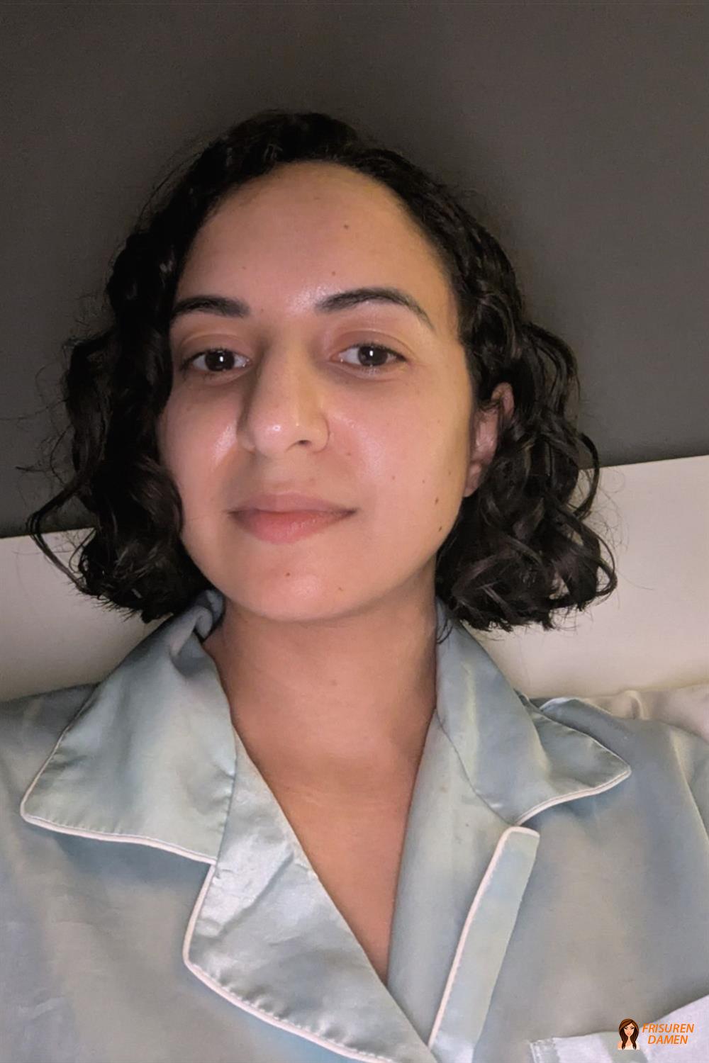 Glättende Stoffe zum Schutz lockiger Bobfrisuren