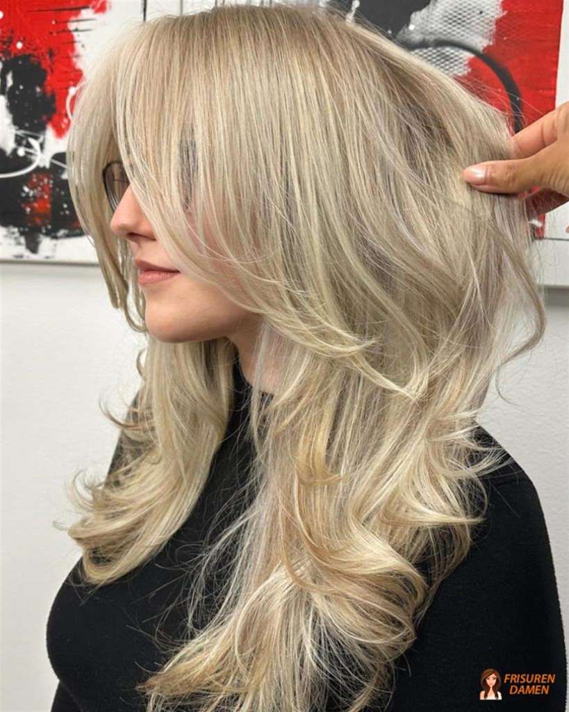Voller Schwung mit kühlen Blondnuancen für Frauen, aschige Highlights mit Bewegung und leichter Fülle