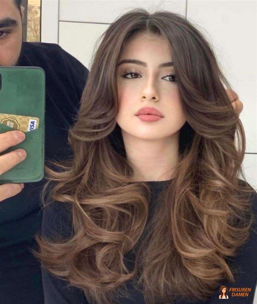 Voluminöse Eleganz mit Curtain Bangs für Frauen, mehr Fülle und weiche Gesichtsumrahmung