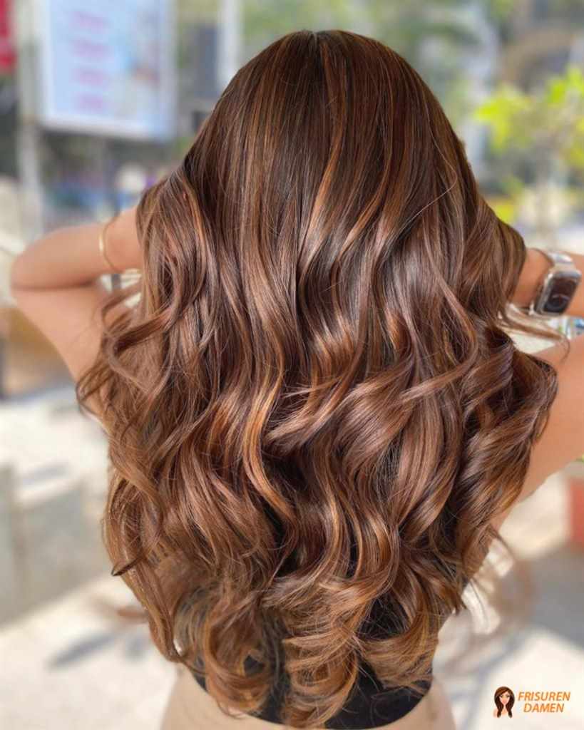 Voluminöse Locken mit Caramel Balayage auf Braun