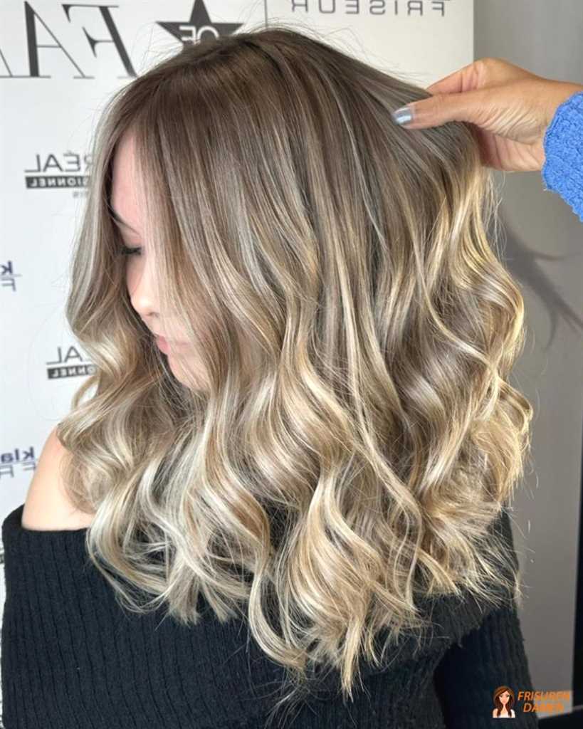 Voluminöse Lockenpracht mit aschblonden Strähnen für Frauen, kühles Blond mit Tiefe und natürlichem Schwung