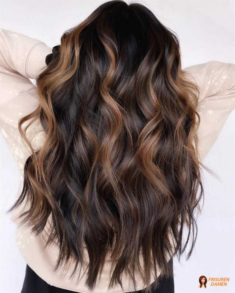 Voluminöse Locken mit Kupferakzenten – warmer Trend 2026