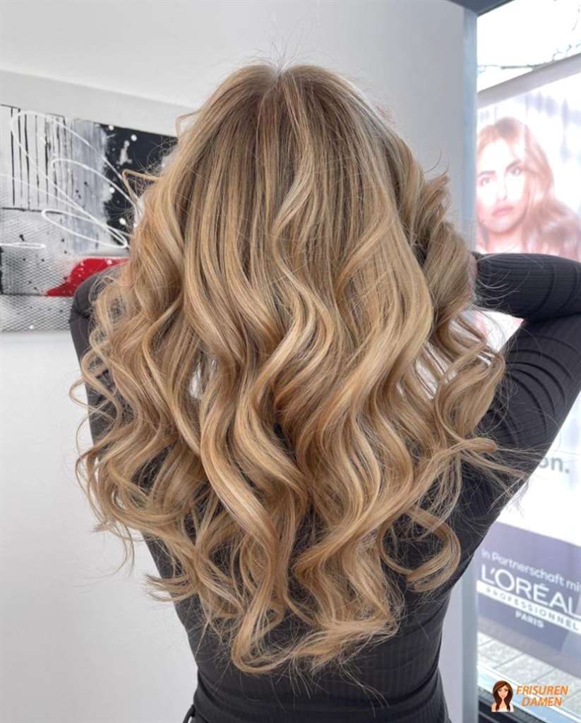 Voluminöse Wellen mit kühlen blonden Highlights für Frauen, aschige Strähnen mit weichem Verlauf und sichtbarer Dimension