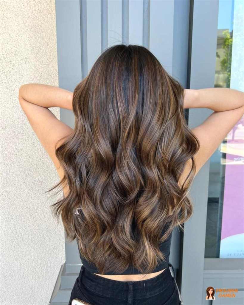 Warme Bronzetöne in üppigen Wellen – glamourös