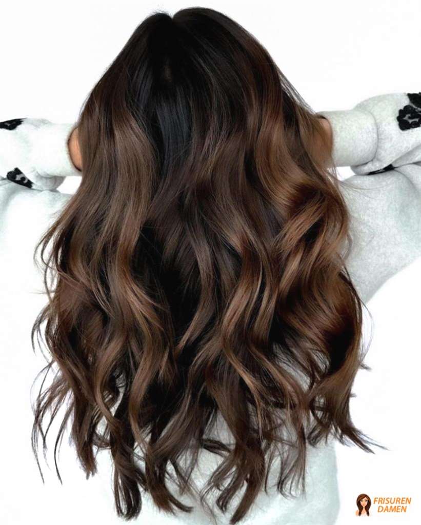Warme Caramel-Wellen auf braunem Haar