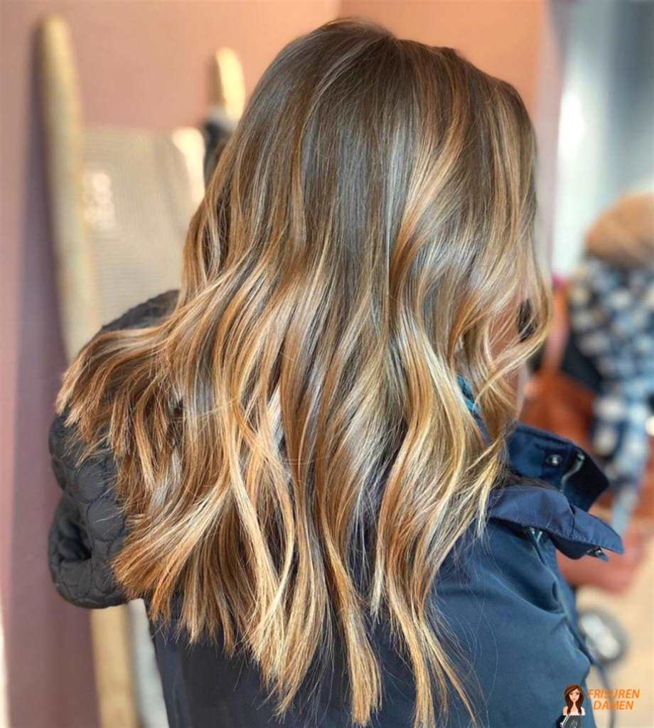 Warme Basis mit kühlen Highlights für Frauen, moderner Mix aus Tiefe und aschigem Lichtreflex